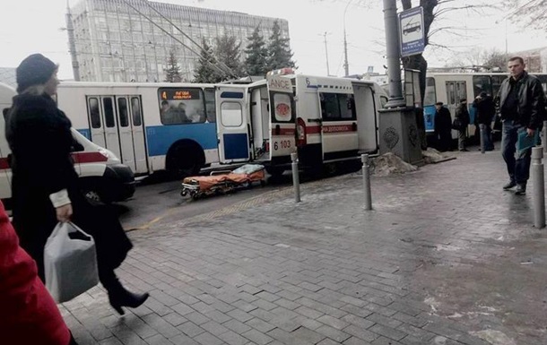 У Вінниці розірвалося колесо тролейбуса: троє постраждалих