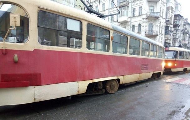 У Києві трамвай зійшов з колії