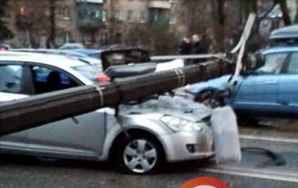 В Киеве на автомобиль во время движения упал столб