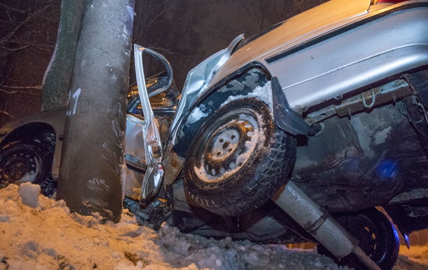 У Дніпрі автомобіль влетів у стовп: водій загинув