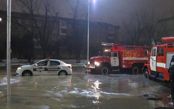 У Києві затопило бульвар: застрягли аварійні авто