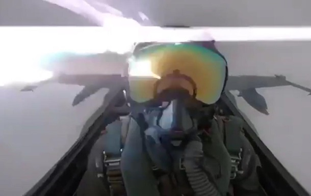 З явилося відео удару блискавки по винищувачу F-18