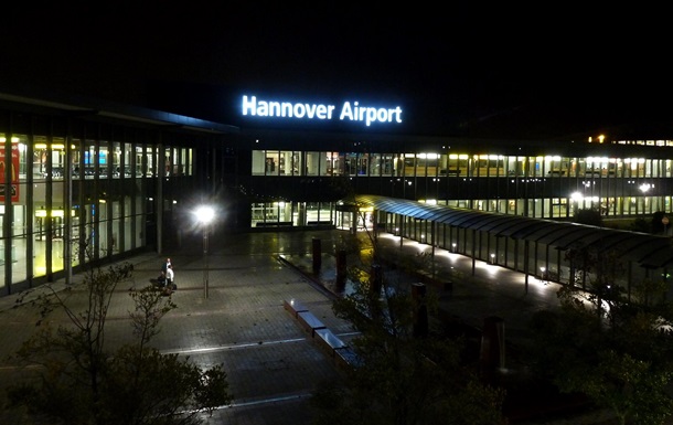 В Германии аэропорт приостановил работу из-за автомобиля