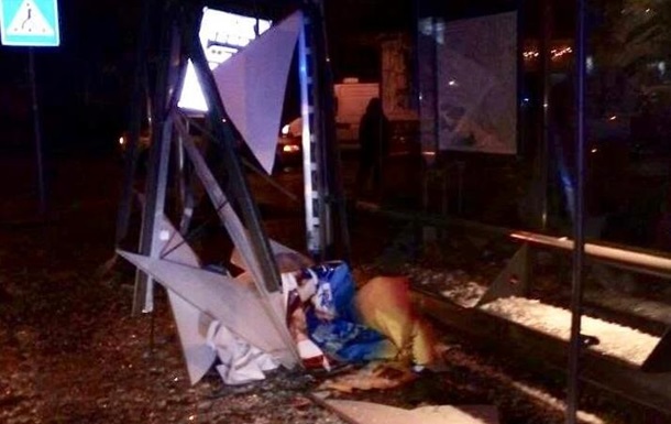 Авто влетіло в зупинку у Львові, загинула дівчина