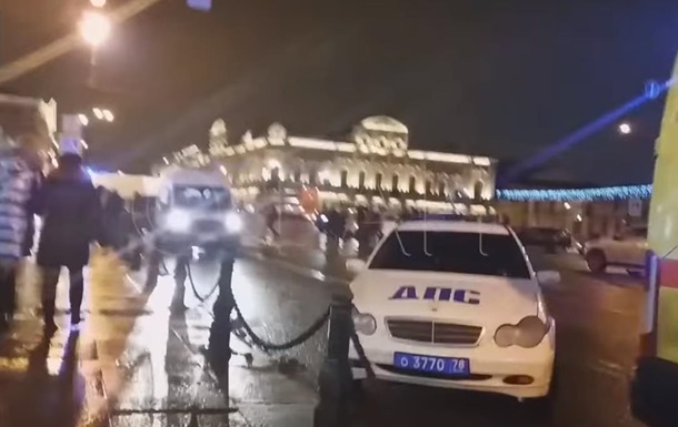 В Санкт-Петербурге легковушка влетела в группу пешеходов