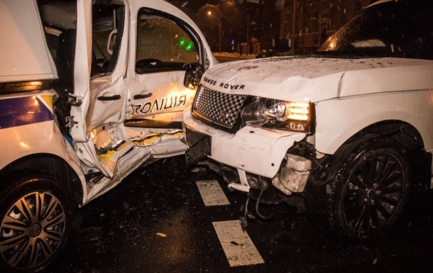 У Києві позашляховик врізався в машину поліцейських