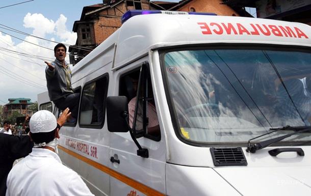 В Індії автобус зі школярами впав у прірву: Є загиблі