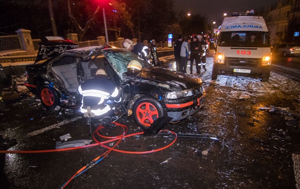 В Киеве на большой скорости столкнулись два авто