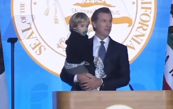 Малолетний сын губернатора Калифорнии выбежал на сцену и сорвал речь отца