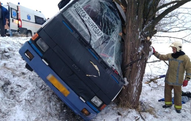 У Херсонській області автобус врізався в дерево, є постраждалі