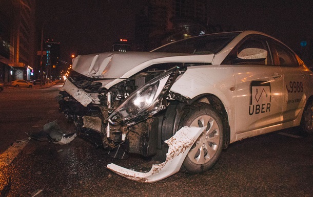 У Києві сталася аварія за участю таксі