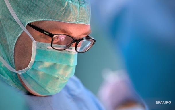 Фото хірурга, який заснув за операційним столом, стало вірусним