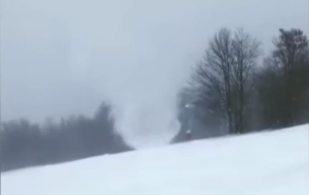 У Карпатах зняли на відео сніговий вихор