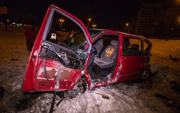 У Києві сталася аварія за участю мікроавтобуса
