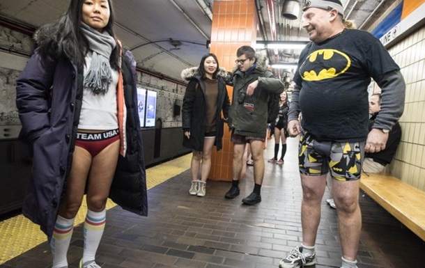 У США сотні людей проїхалися в метро без штанів