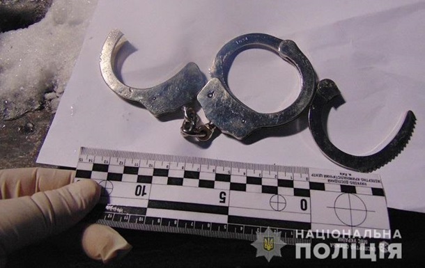 В Киеве грабители приковали жертву наручниками на улице