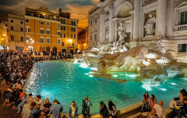 Власти Рима и церковь спорят о монетах из фонтана Треви