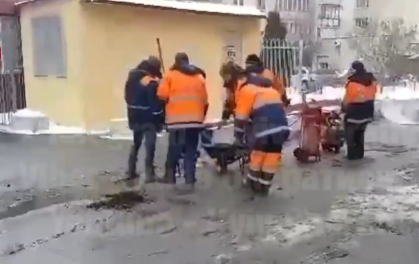 В Киеве укладка асфальта в лужи попала на видео