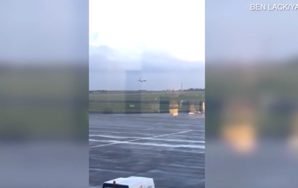 Невдала посадка літака в шторм потрапила на відео