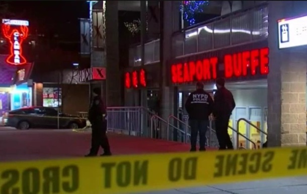 В Нью-Йорке мужчина с молотком напал на ресторан, есть жертвы