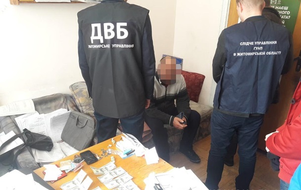 У Житомирі поліцейських намагалися підкупити хабарем у 100 тисяч