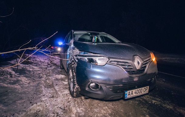 В лесу под Киевом автомобиль сбил военного