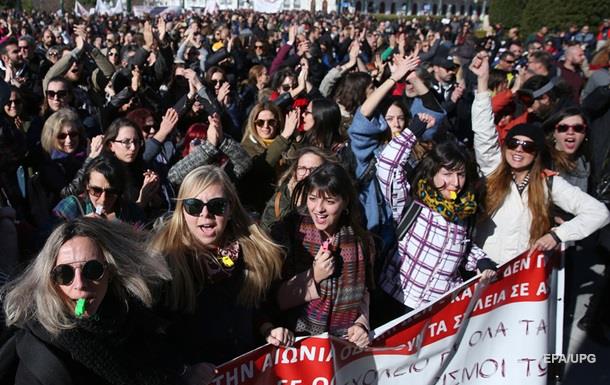 В Афинах протестуют сотни учителей