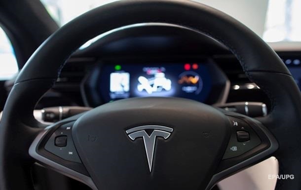 Tesla відкликала понад 14 тисяч авто через подушки безпеки