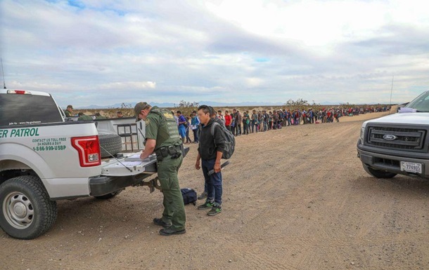 У США потрапили сотні мігрантів через підкоп на кордоні