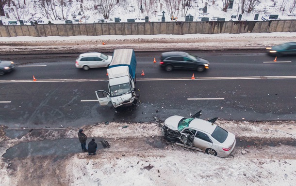У Києві сталося лобове зіткнення авто: троє постраждалих