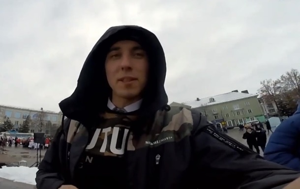 В Ровно парень пробежал по полицейской машине