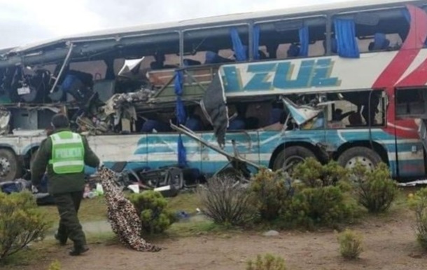 У Болівії автобус з футбольною командою впав з обриву