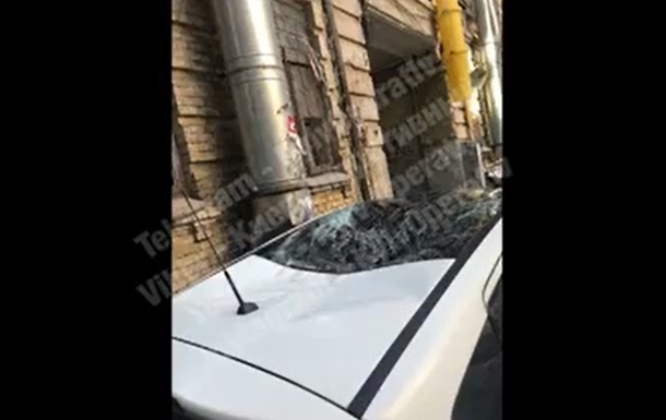 У Києві брила льоду, що впала з даху, розбила авто