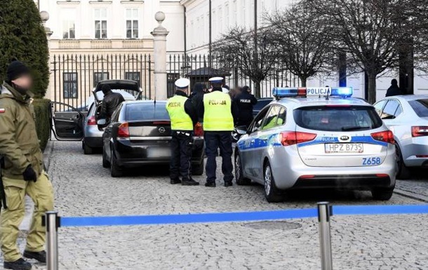 У Польщі невідомий хотів протаранити ворота президентського палацу