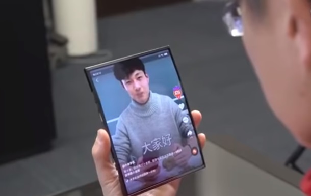 Глава Xiaomi показал гибкий смартфон на видео