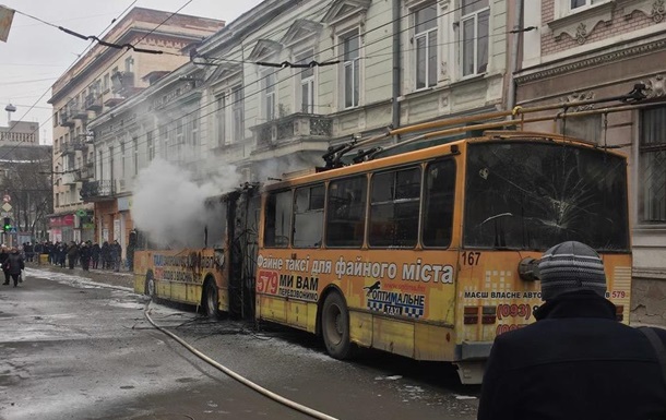 В центре Тернополя на ходу загорелся троллейбус