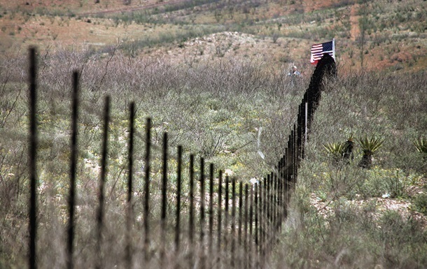 Трамп придумав гасло для стіни на кордоні