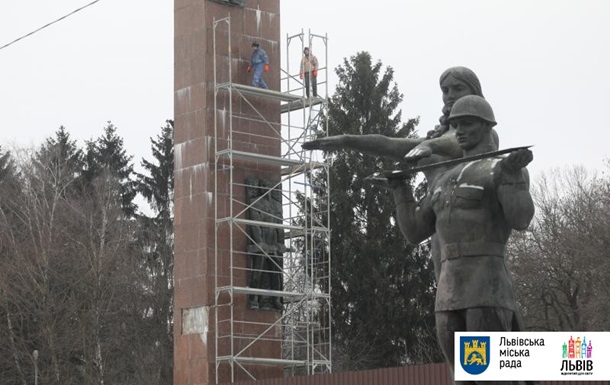 Во Львове приступили к демонтажу Монумента Славы