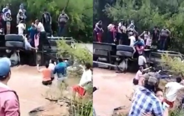 Автобус с туристами упал в реку в Перу
