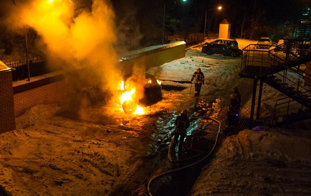 Вночі у Києві згорів елітний позашляховик