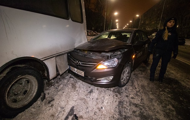 В Киеве такси столкнулось с автобусом