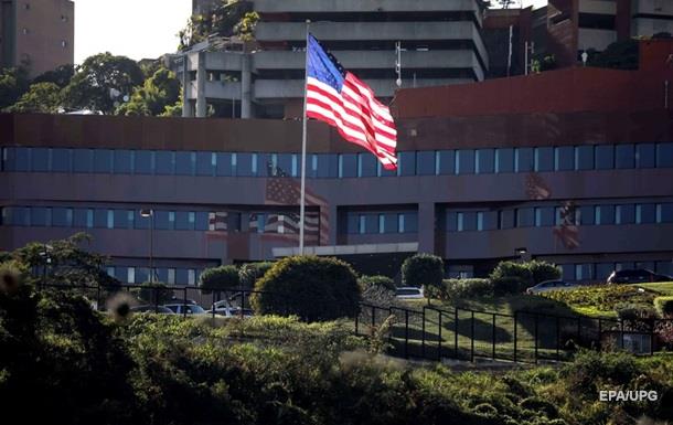 Дипломати США покинули посольство в Каракасі