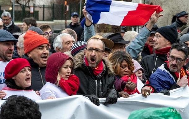 В Париже  красные шарфы  вышли против  желтых жилетов 