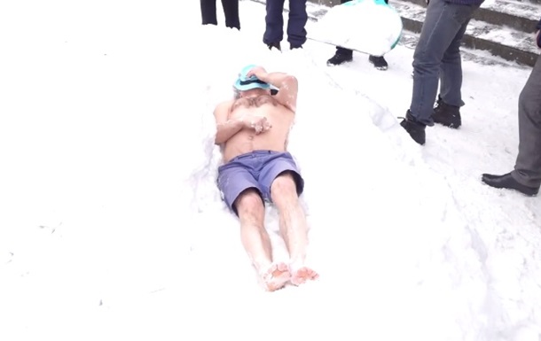 У Тернополі чоловік пролежав голяка під снігом 20 хвилин