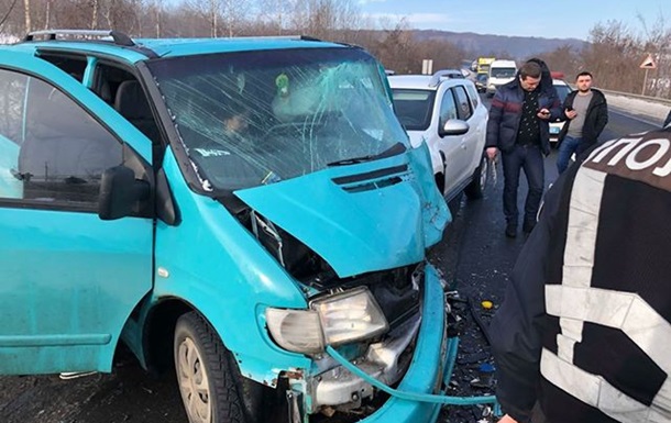 На трасі Київ-Чоп зіткнулися п ять автомобілів