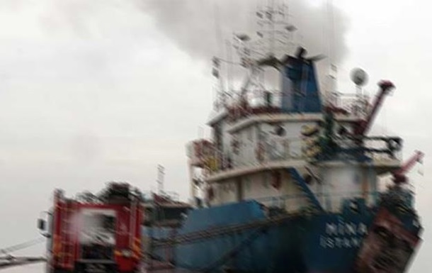 В Турции загорелся корабль: восемь пострадавших