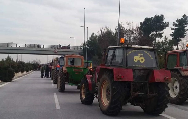 В Греции фермеры перекрыли национальную трассу