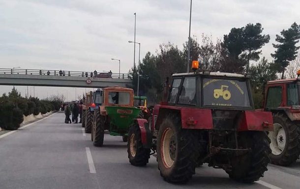 У Греції фермери перекрили національну трасу