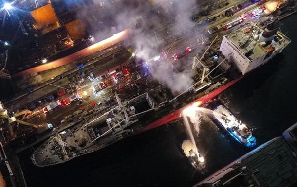 На горящем корабле у Стамбула погибли два человека