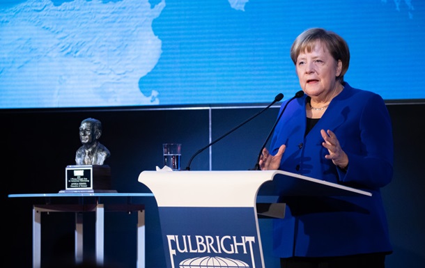 Меркель наградили премией Фулбрайта